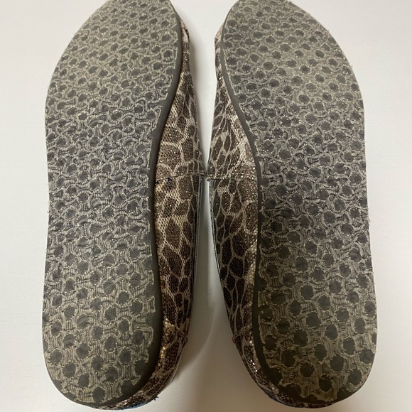 SOLD!  SOLD! Tom’s Leopard Flat Sz 8.5 Shiny Finish Multi-Color Grey/Brown-FLAW - Picture 4 of 5